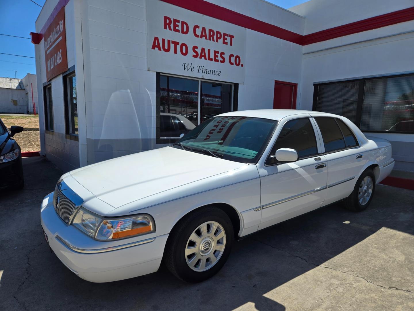 2005 WHITE Mercury Grand Marquis LS Premium (2MEFM75W25X) with an 4.6L V8 OHC 16V engine, 4-Speed Automatic Overdrive transmission, located at 503 West Court, Seguin, TX, 78155, (830) 379-3373, 29.568621, -97.969803 - Photo#0